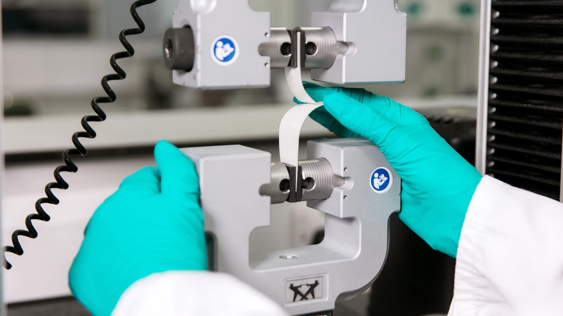 Ein Materialwissenschaftler von Unilever testet Papierverpackungen mithilfe eines Laborgeräts.