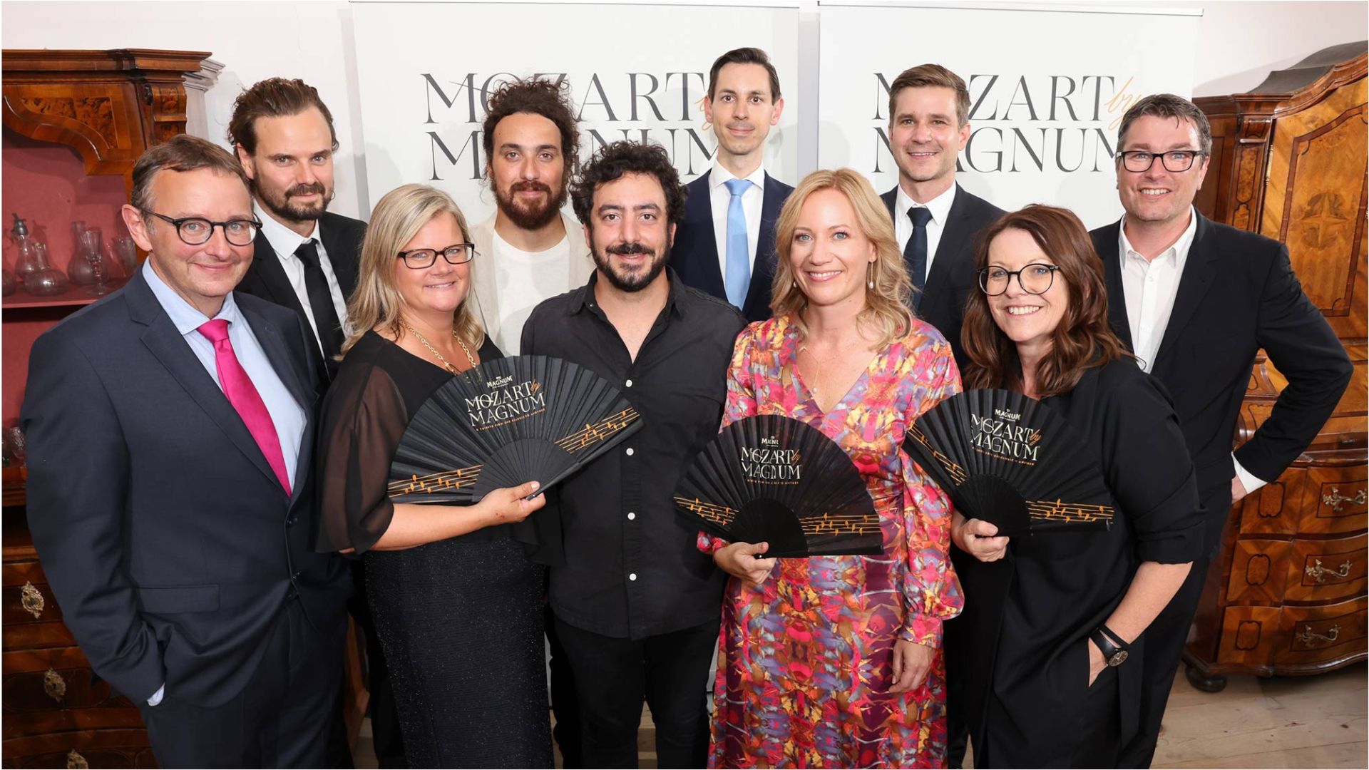 Gruppenbild des Unilever-Teams und weiterer Gäste anlässlich der Premiere des Magnums Remix Videos in Salzburg.