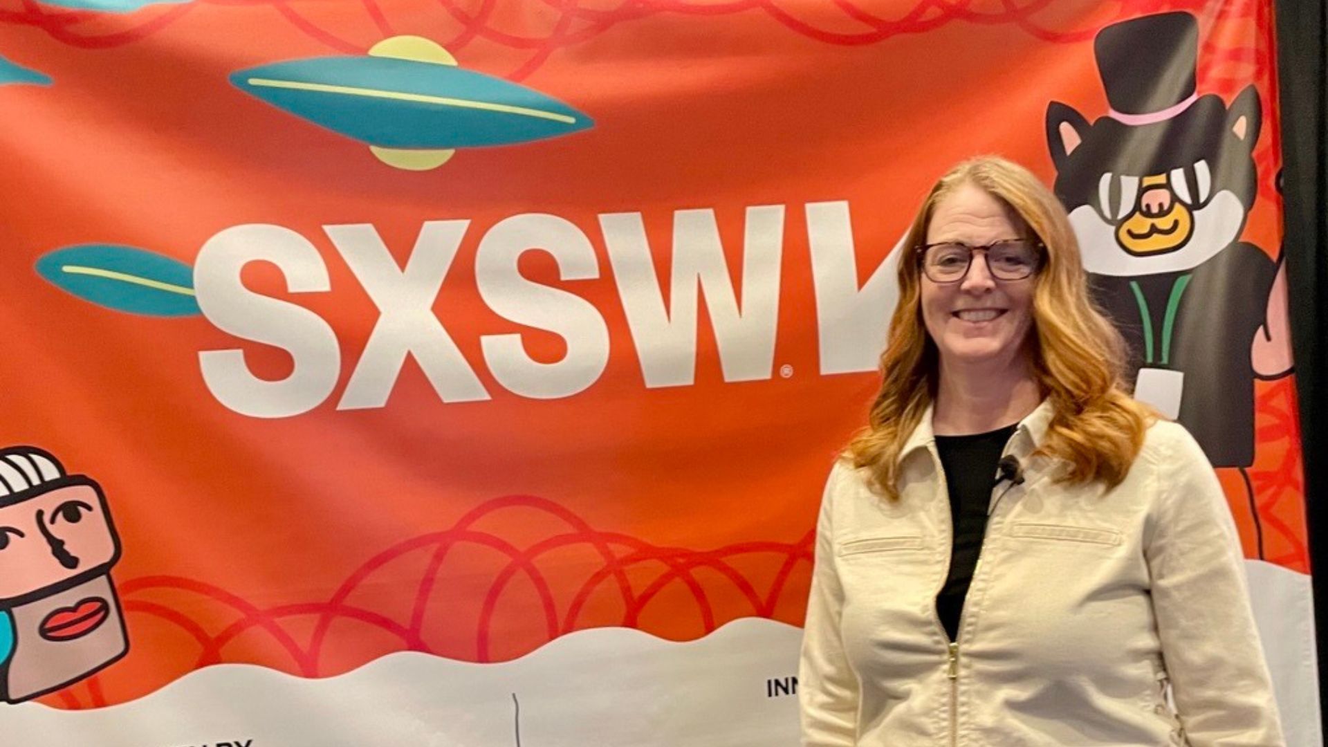 Dr. Samantha Samaras, SVP, Science & Technology des Körperpflegebereichs von Unilever steht lächelnd vor einem hellen Banner der SXSW- Konferenz.