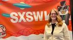 Dr. Samantha Samaras, SVP, Science & Technology des Körperpflegebereichs von Unilever steht lächelnd vor einem hellen Banner der SXSW- Konferenz.