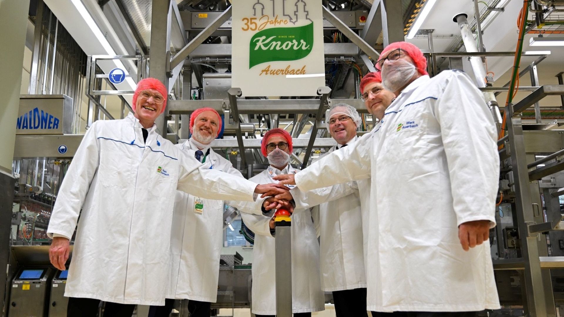 Einweihung einer neuen Produktionslinie für Snackprodukte im Knorr-Werk Auerbach durch Geschäftsführung, Werksleitung und Politik.