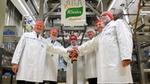 Einweihung einer neuen Produktionslinie für Snackprodukte im Knorr-Werk Auerbach durch Geschäftsführung, Werksleitung und Politik.