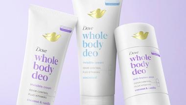 Aufnahme dreier Ganzkörper-Deodorants von Dove: Creme, Stick und Spray. Die Verpackung ist weiß mit in Pastellfarben gehaltener Beschriftung.