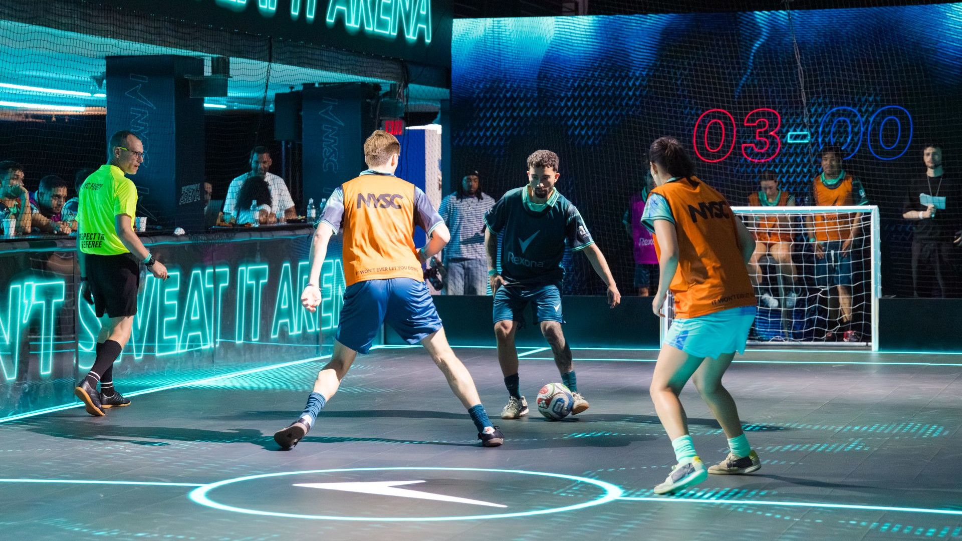 Männer spielen auf einem LED-Fußballfeld in Unilevers House of Fresh. Auf dem Boden leuchtet ein Rexona-Logo.
