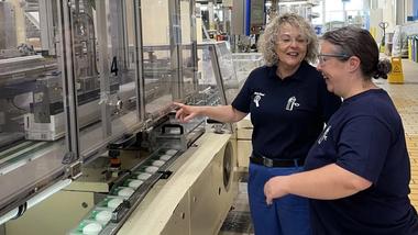 Werksleiterin Silvia Rissel mit einer Mitarbeiterin im Dove-Werk Mannheim.