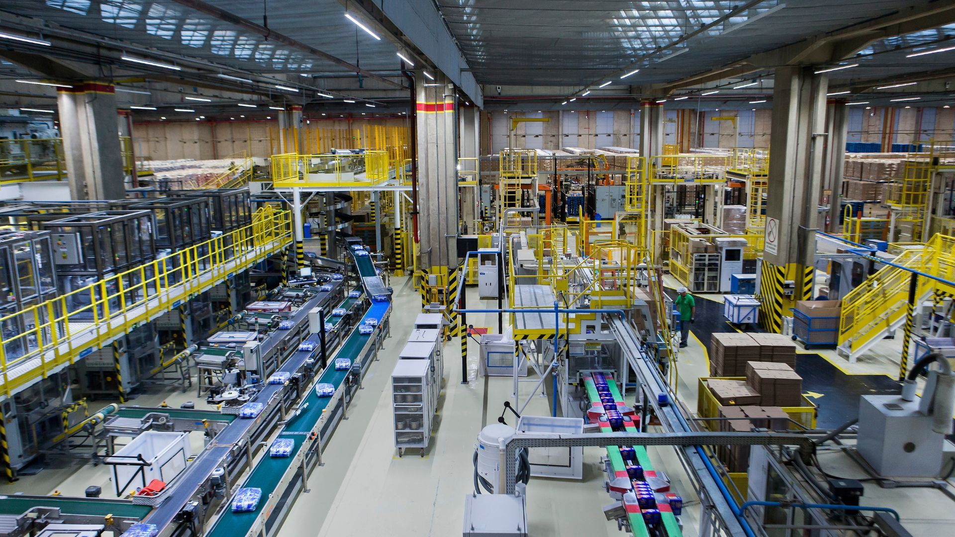 Bild einer Produktionslinie mit Produkten auf Förderbändern.