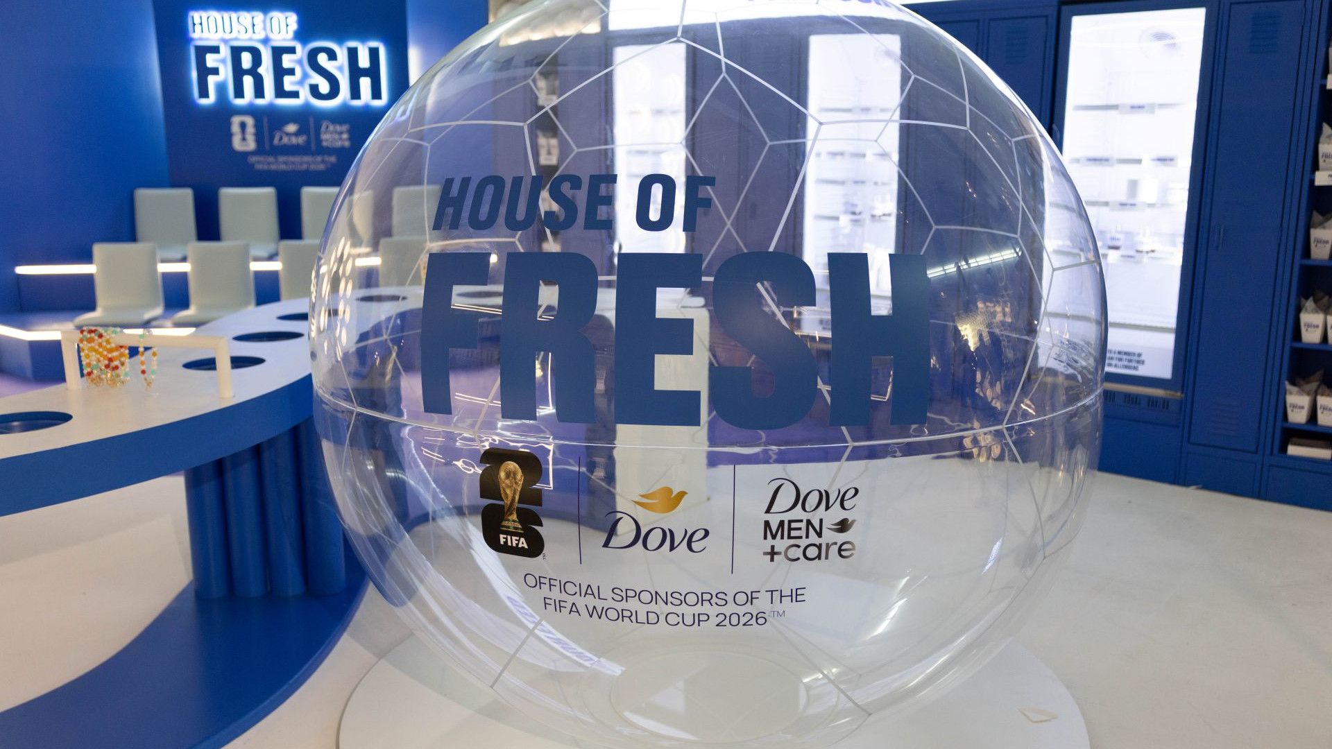 Im Inneren von Unilevers „House of Fresh“: blaue Wände, weißer Boden. Eine transparente Kugel zeigt die Logos von Dove und Dove Men+Care.