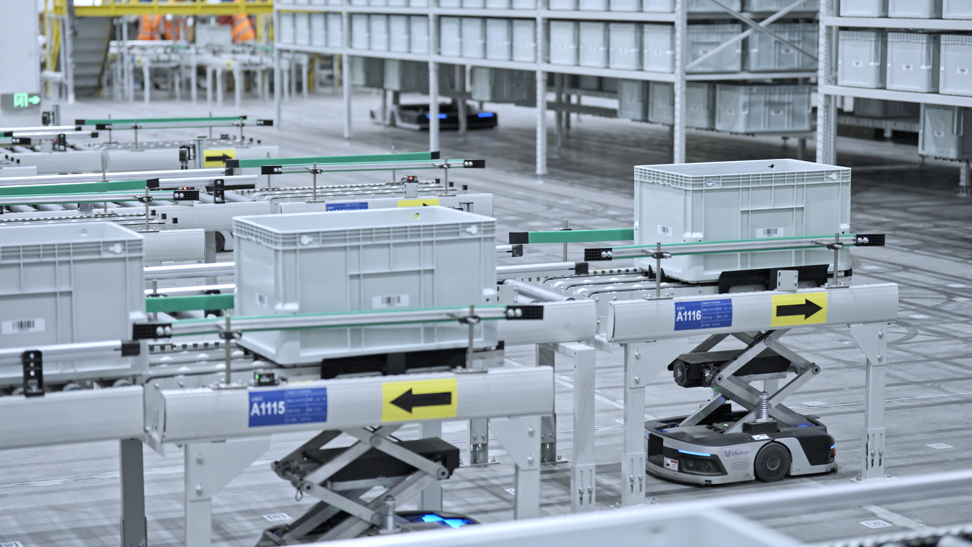 Vom WEF Global Lighthouse Network anerkannte Unilever-Produktionslinie mit effizienter robotergestützter Warenförderung.