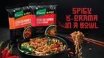 Ein Bild von roten Essstäbchen, mit denen Nudeln aus einem Fertiggericht von Knorr verzehrt werden.