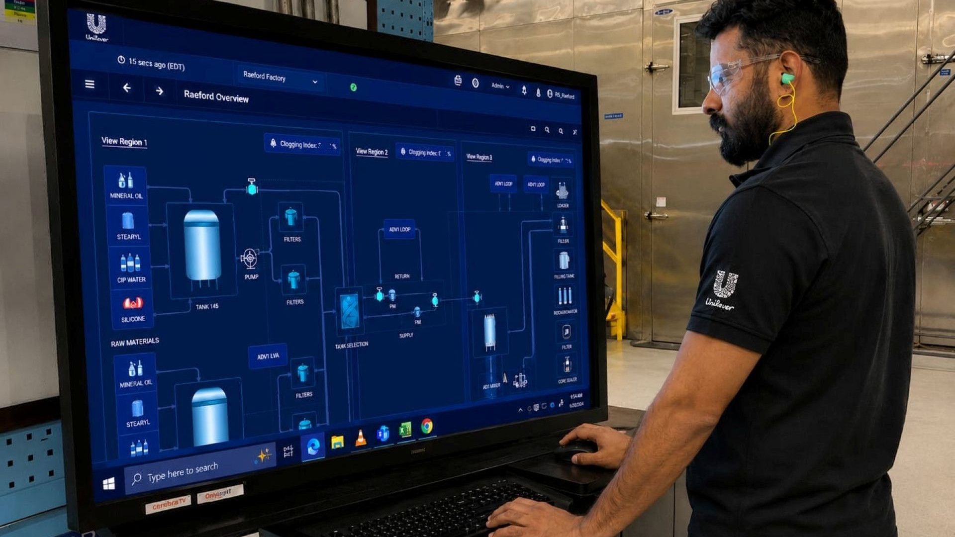Ein Produktionsmitarbeiter im Unilever-Werk in Raeford arbeitet an einem Bildschirm, auf dem Informationen zum digitalen Zwilling angezeigt werden.