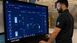 Ein Produktionsmitarbeiter im Unilever-Werk in Raeford arbeitet an einem Bildschirm, auf dem Informationen zum digitalen Zwilling angezeigt werden.
