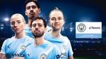Vier Spieler von Manchester City, darunter Alex Greenwood und Bernardo Silva. Zudem sind die Logos von Rexona und dem Manchester City im Bild zu sehen.