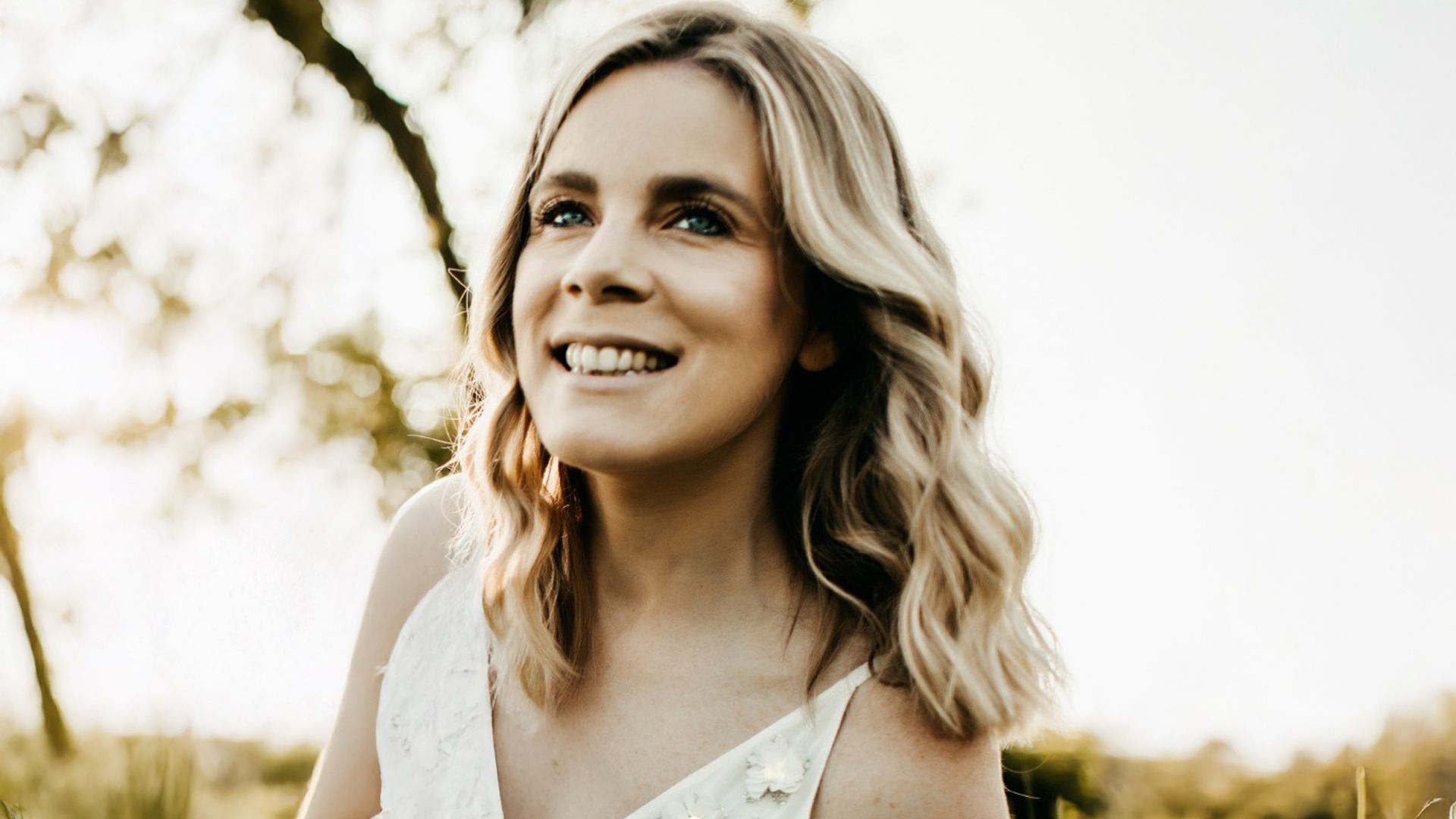 Ein Foto von Em Heath, Global Engagement Director von Rexona. Em ist eine weiße Frau mit blondem Haar, die in die Kamera lächelt.