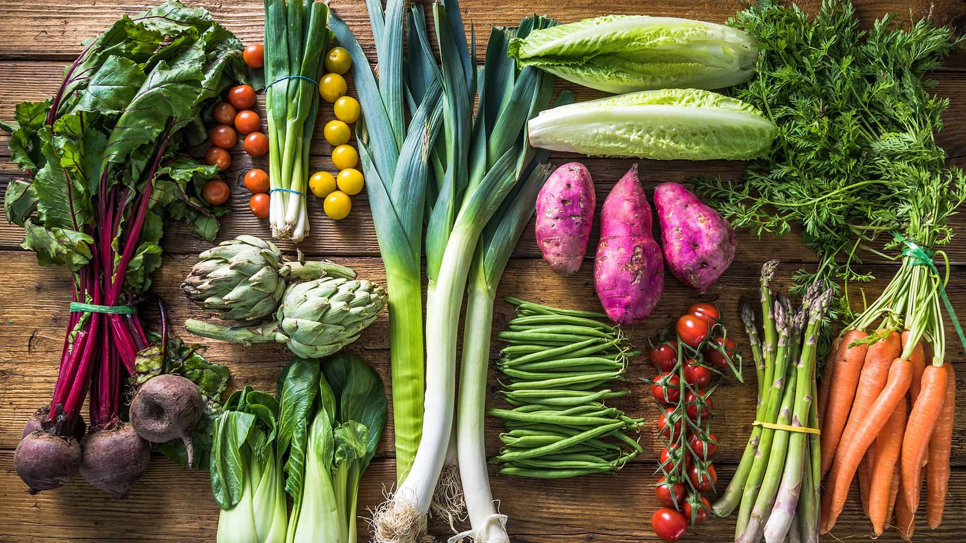 Verschiedene Gemüse nebeneinander auf einem Tisch