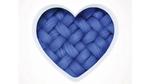 Ein blaues Herz aus Textilfasern.