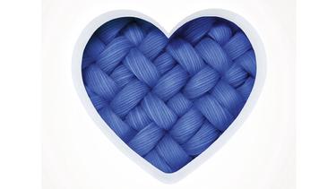 Ein blaues Herz aus Textilfasern.