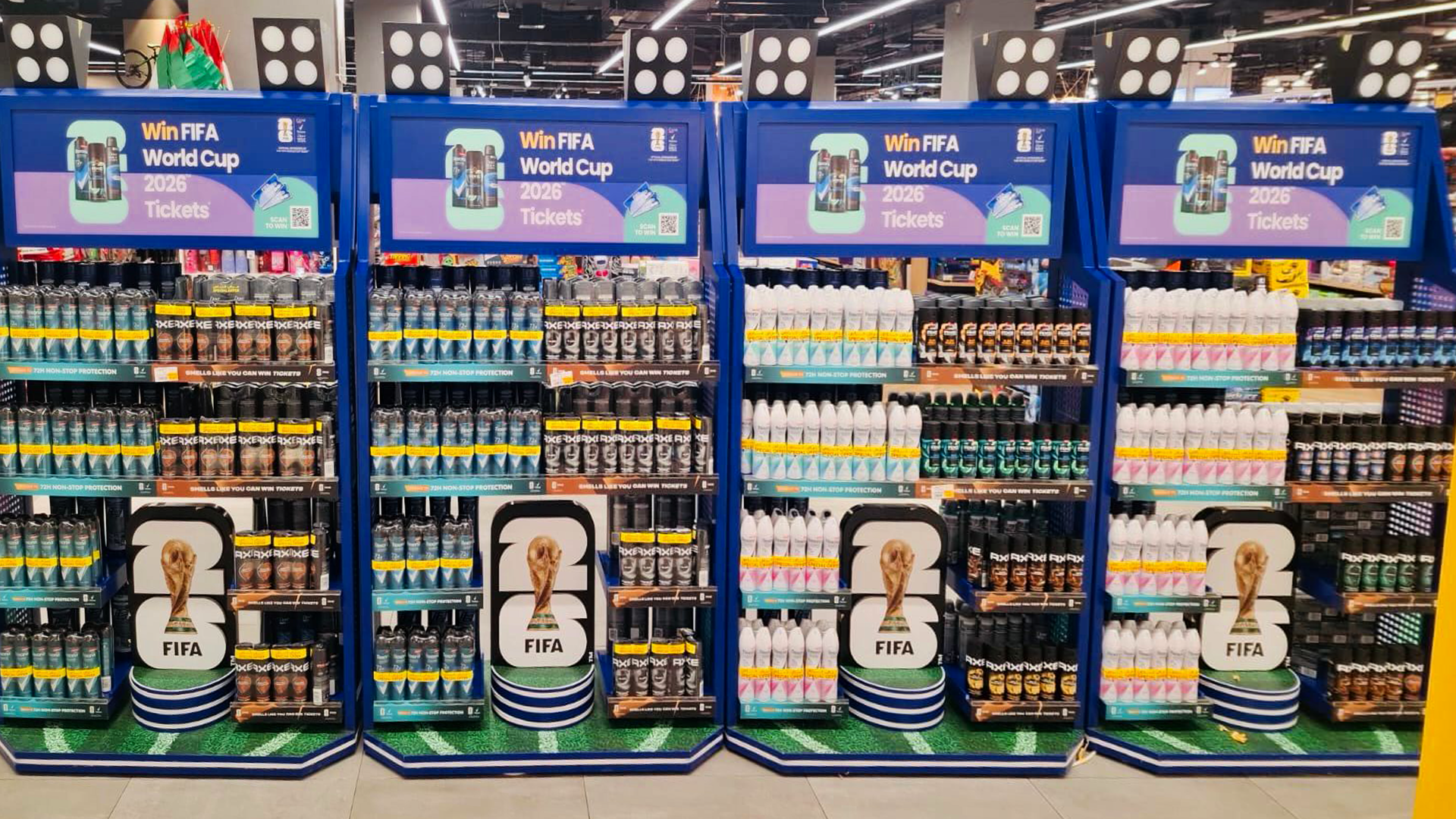 Unilever Personal Care In-Store-Display für die FIFA Fußball-Weltmeisterschaft 2026™ mit Produkten von Rexona, Dove und Axe.