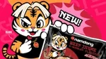 Namdong Markenmaskottchen Rami links neben einer Packung Namdong im Block-Format in der Variante Beef Jjigae