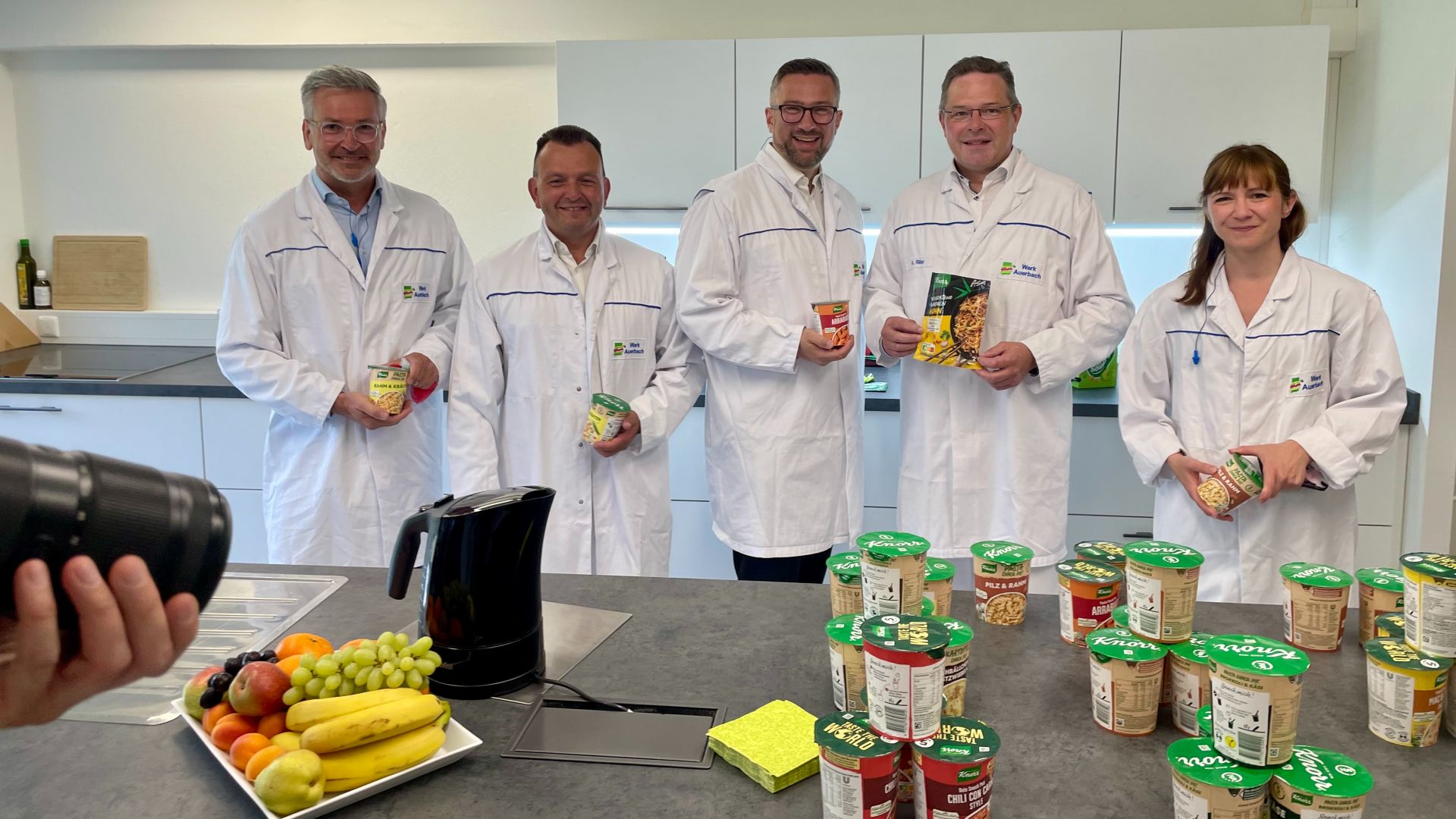 Gruppenfoto von Werksleiter Heiko Röder & Unilever-Team und  Martin Dulig beim Besuch der Knorr-Fabrik.