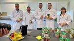 Gruppenfoto von Werksleiter Heiko Röder & Unilever-Team und  Martin Dulig beim Besuch der Knorr-Fabrik.