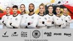 Vier Spieler*innen und vier Spieler der Frauen- & Männer-Nationalmannschaft stehen nebeneinander, darunter die Logos von Unilevers Körperpflegemarken.