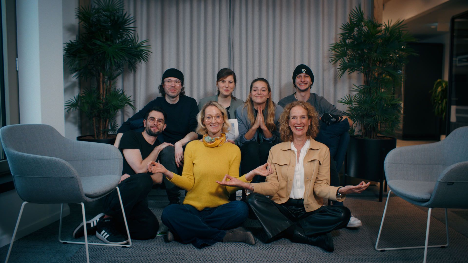 Ein Gruppenbild eines Unilever Jobshare-Duos zusammen mit anderen Kolleginnen und Kollegen in der Unilever-Zentrale in Hamburg.